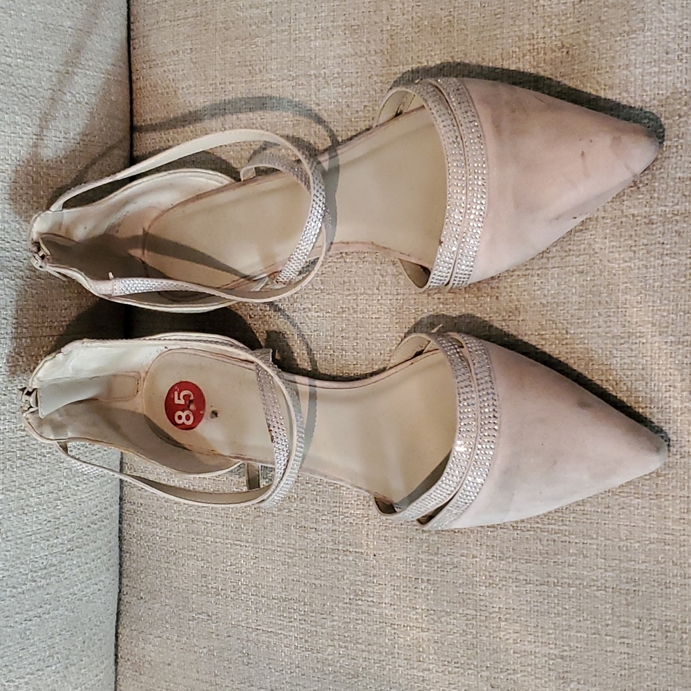 Woman's Aldo beige strapy flats size 8.5